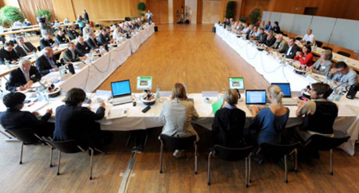 Gegner und Befürworter des umstrittenen Pumpspeicherkraftwerks Atdorf sitzen in Bad Säckingen (Landkreis Waldshut) an einem „runden Tisch“ (Bild: dpa).